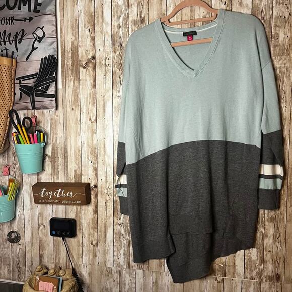 ✨ Cozy Colorblock V-Neck Sweater ✨ - Picture 1 of 3